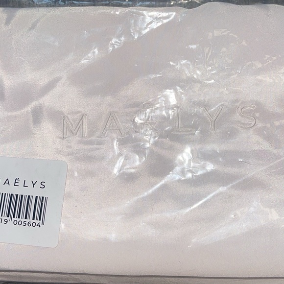 Maelys Cosmetic Travel Bag Case BNIP
For all your travel needs - Picture 4 of 10